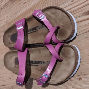 Birkenstock Mayari in metallic magenta size 40